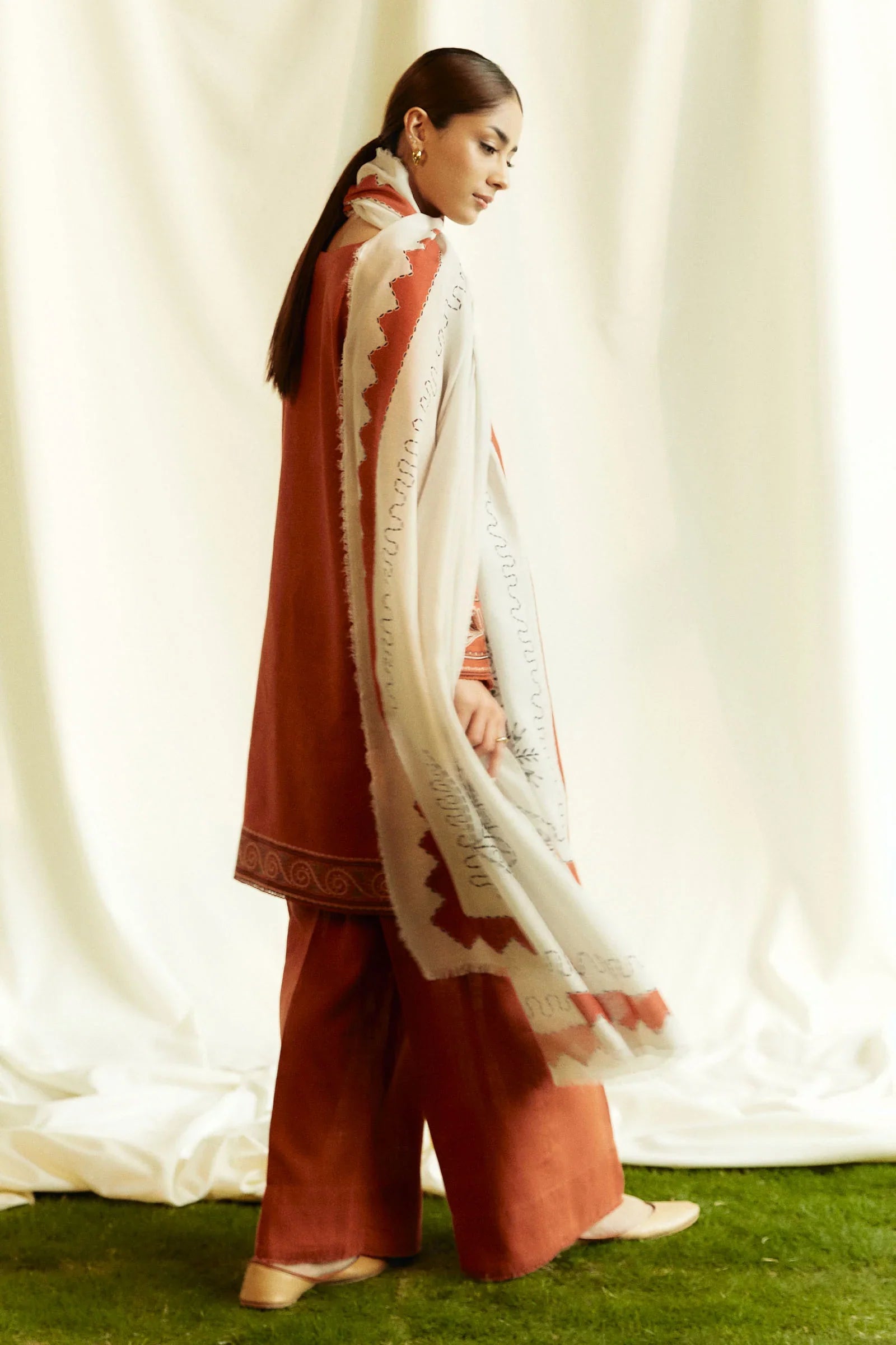 EMBROIDERED 3PC KHADDAR DRESS WITH PRINTED KHADDAR SHAWL-ZSJ5093